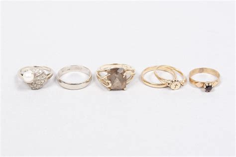 Lot - COLLECTION OF GOLD RINGS