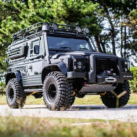 Zombie killer @tweakedautomotive Follow us ---> @dailyoverland @landrover #DefenderSeries ...