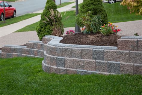 The most versatile landscape block on the market, Allan Junior is a simple straight-faced ...