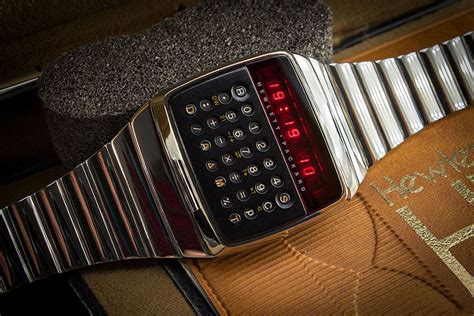 This 1977 HP LED Calculator Watch Is Probably The Grandaddy Of Today's Smartwatch - MIKESHOUTS