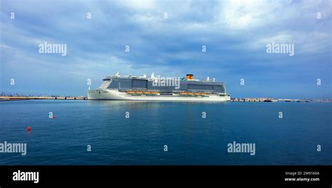 Doha skyline and cruise port 20-01-2023 Doha Qatar Stock Photo - Alamy