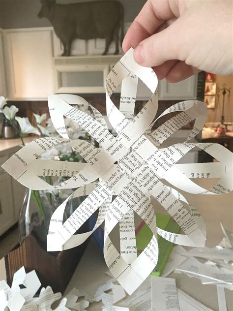 DIY 3D Paper Snowflake Garland - Tutorial (With images) | Paper snowflakes diy, 3d paper ...