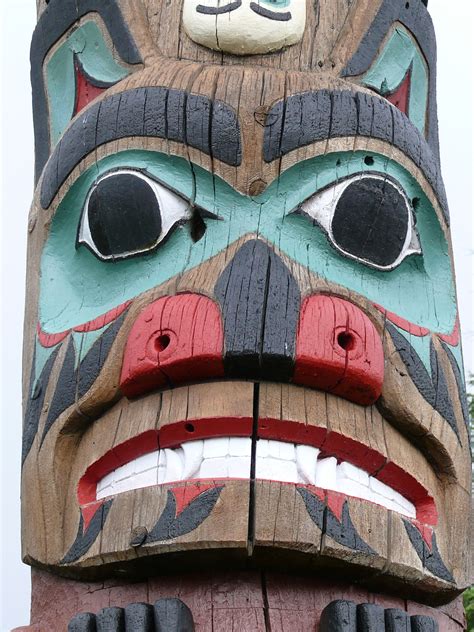 Bear face on a totem pole | Pics4Learning