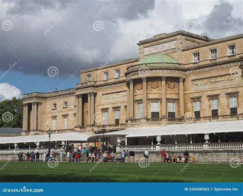 Rear View of Buckingham Palace Editorial Stock Photo - Image of buckingham, crowd: 224368363