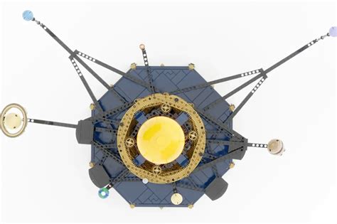 This mechanical LEGO Solar System actually tracks planetary orbits with 99.8% accuracy - Yanko ...