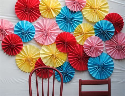 diy: make a paper fan photo backdrop