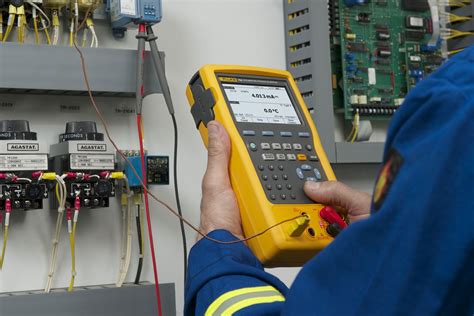 Multifunction calibrators for precision calibration | Fluke