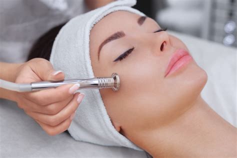 What is Diamond Microdermabrasion Facial? - Facial Adviser