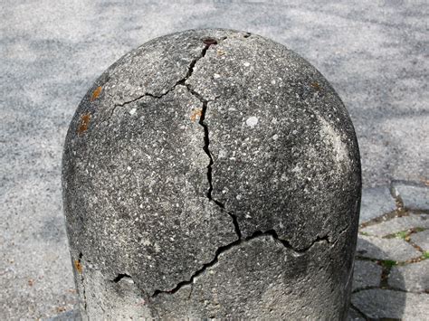 File:Mechanical weathering of a cement bollard - 20110501.jpg