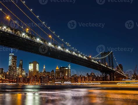 Manhattan Bridge At Night 18715100 Stock Photo at Vecteezy