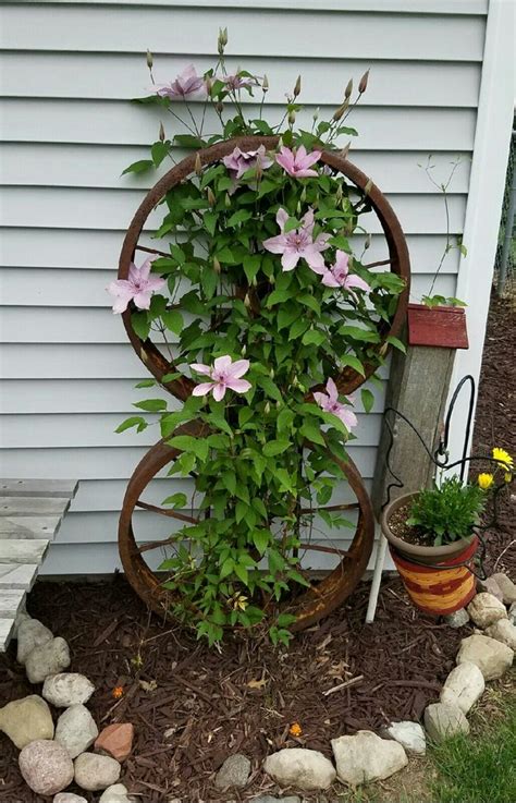 16 Magnificent Ways to Use Old Wagon Wheels In Your Garden - The ART in LIFE