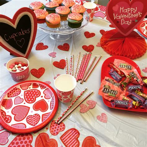 Simple Valentine's Day party Decor Ideas - Classy Mommy