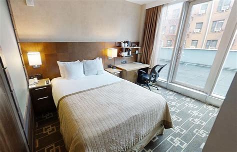 Hotel Room With Balcony NYC - Wyndham Garden Chinatown