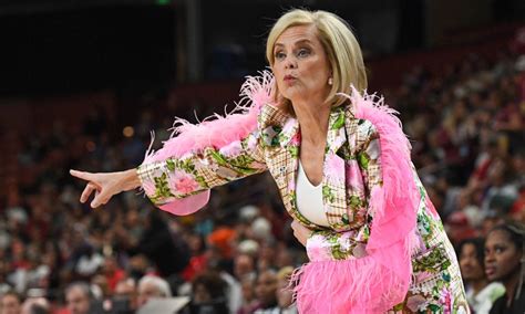 LSU held ‘Dress like Kim Mulkey’ night for fans and…