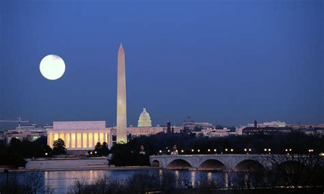 Washington DC Monuments at Night | Hilton Mom Voyage