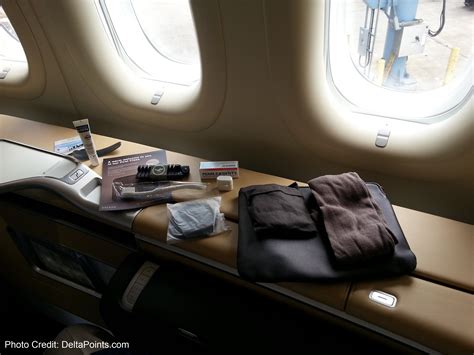 amenity kit 1st class lufthansa 747-8 delta points blog - Renés PointsRenés Points