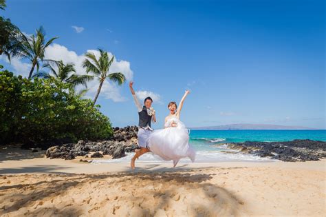 Maui beach wedding photographer - Aloha Maui Dream Weddings