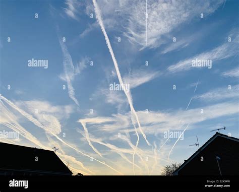 Plane trail hi-res stock photography and images - Alamy