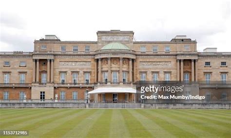 Buckingham Palace Gardens Photos and Premium High Res Pictures - Getty Images