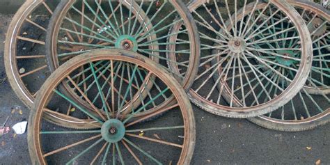 20 Incredible Ways to Use Old Wagon Wheels In Your Garden - How to Decorate With Wagon Wheels