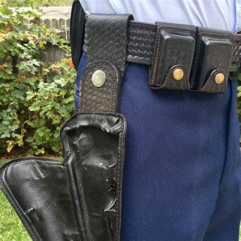 Fighting Leather: The Clamshell Holster – RevolverGuy.Com