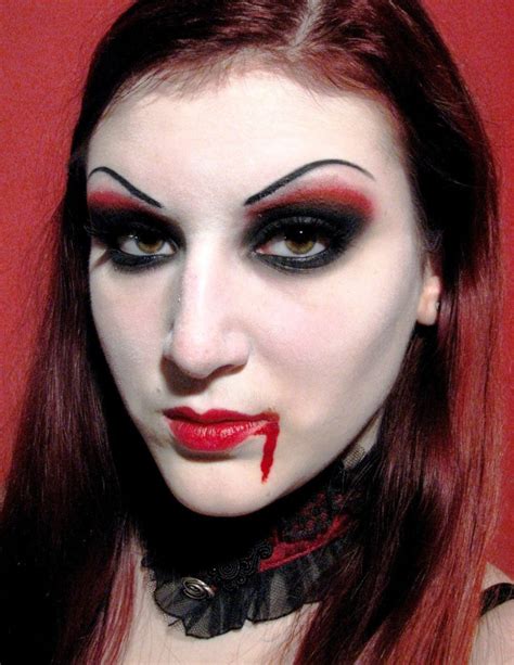 20 Halloween Vampire Makeup Ideas for Women - Flawssy