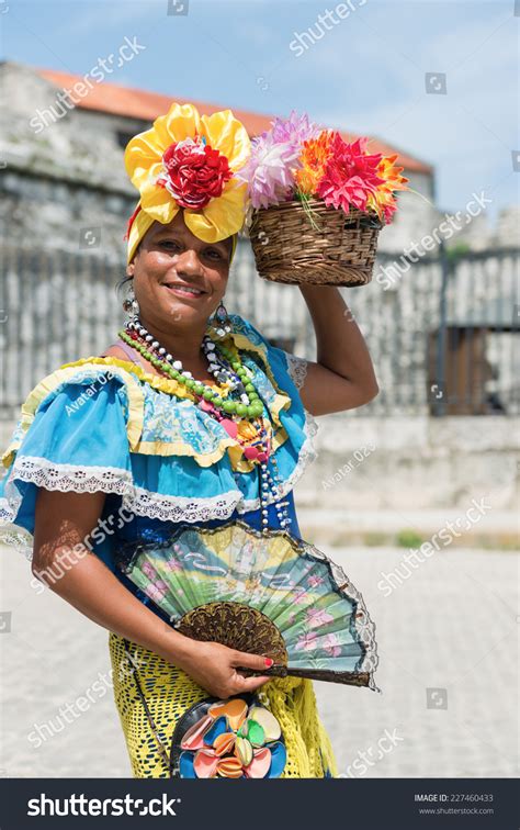 Atractiva mujer vestida con ropa tradicional Foto de stock 227460433 | Shutterstock