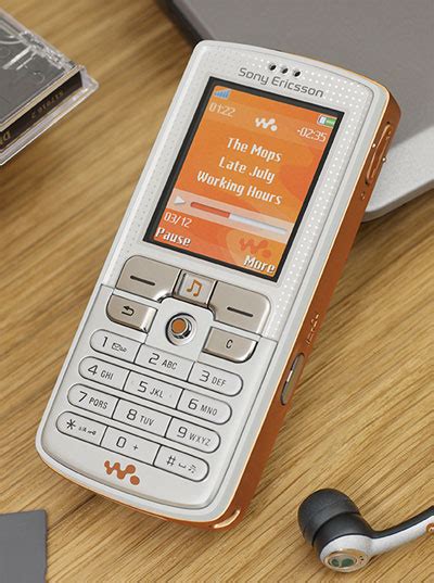 Sony Ericsson W800, the first Walkman phone | Ubergizmo