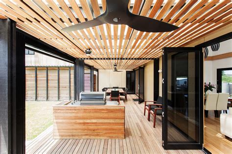 Photo 5 of 8 in A Modular Beach Home in Australia Allows One Family to Keep an Eye on the Surf ...