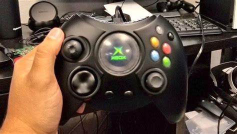 Xbox One's Duke Controller Is A Massive Blast From The Past - SlashGear