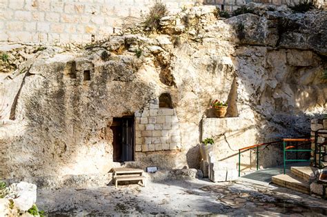 Where is the Tomb of Jesus? Holy Sepulchre vs. Garden Tomb — FIRM Israel