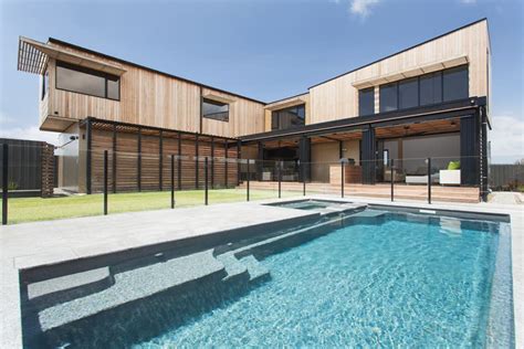 Photo 1 of 8 in A Modular Beach Home in Australia Allows One Family to Keep an Eye on the Surf ...