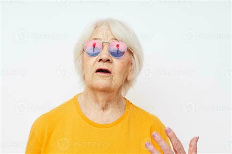 smiling elderly woman in fashionable glasses hand gestures close-up emotions 25028134 Stock ...