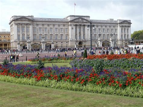 Buckingham Palace Gardens Tour – Beautiful Flower Arrangements and Flower Gardens