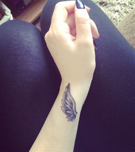 28 Elegant Angel Wings Tattoos On Wrists