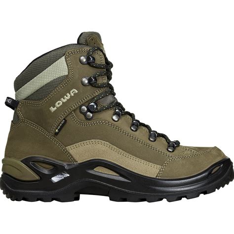 Lowa hiking boots: good brawny boot brand - www.hikingfeet.com