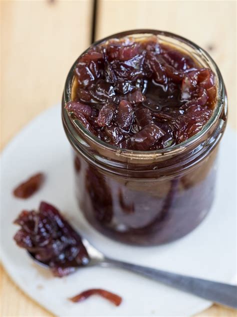 Caramelized onion relish for hamburgers • Electric Blue Food - Kitchen stories from abroad