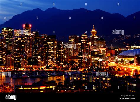 Vancouver skyline night hi-res stock photography and images - Alamy