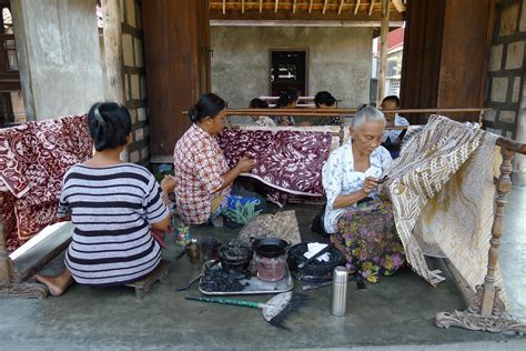 women_making_batik_ketelan – International Relation Office of Nusa Putra University