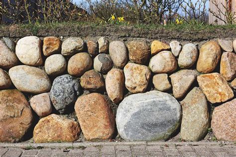 How to Build a Dry Freestanding Stone Wall the Right Way