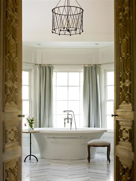 20 Luxurious Bathrooms with Elegant Chandelier Lighting