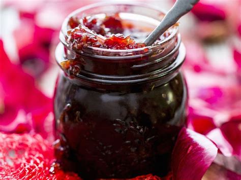 Slow cooker Red Onion Relish Recipe | EatSmarter