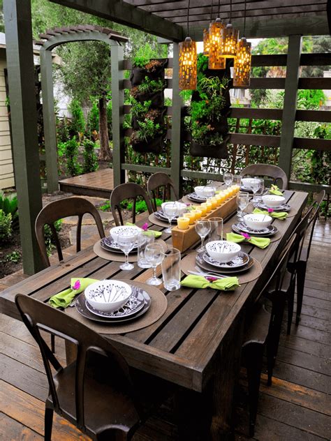 How to Decorate Outdoor Dining Table - EasyHomeTips.org