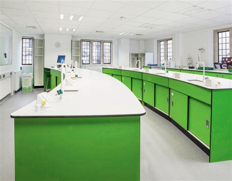 The Pros & Cons of different Science Laboratory layouts - Innova Design Group