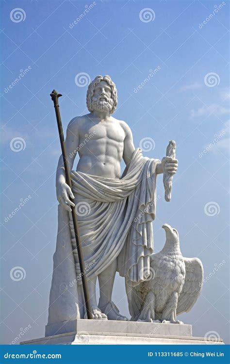 Greek God Statues Zeus / He is known as the 'father of gods and men' who ruled the olympians.