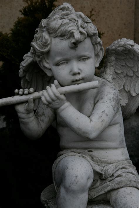 Beautiful Angel Statues - Photos - The Graphics Fairy