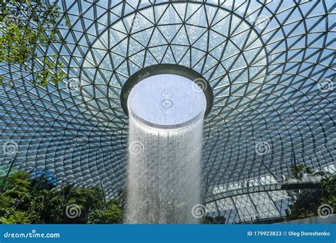 Jewel Changi Airport Waterfall is the Largest Indoor Waterfall in the World, Singapore Changi ...