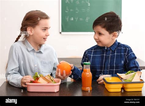 Children sharing food classroom hi-res stock photography and images - Alamy