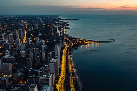 Chicago at night on the coast of Lake Michigan - Click&Boat Blog