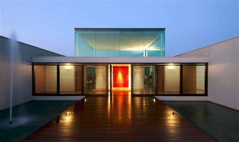 Lincoln House: A Tribute to Nature with Spacious and Cozy Living Spaces